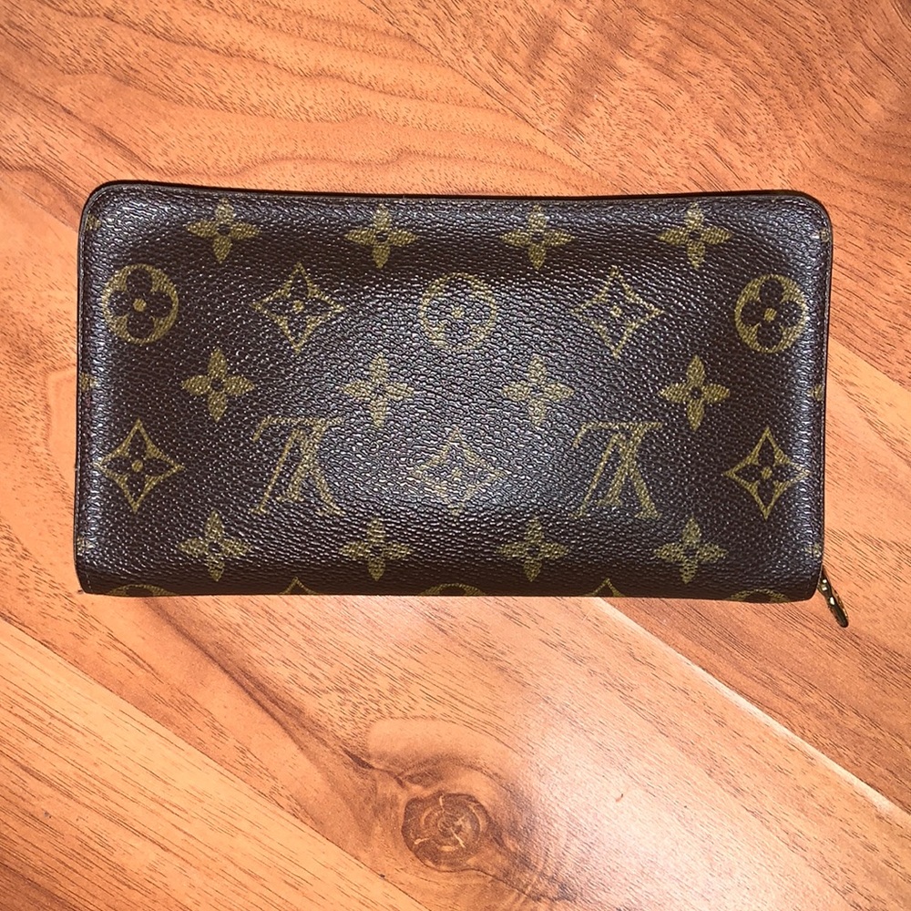 Authentic Louis Vuitton
Monogram Porte-Monnaie Zippy Wallet - Picture 7 of 16